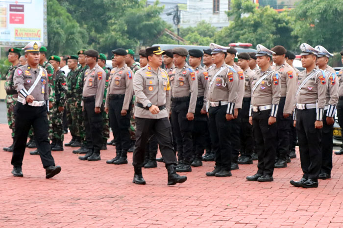 Kapolres Jepara AKBP Wahyu Nugroho Setyawan memimpin apel gelar pasukan&nbsp;di Mapolres Jepara, Sabtu (2/3) pagi.