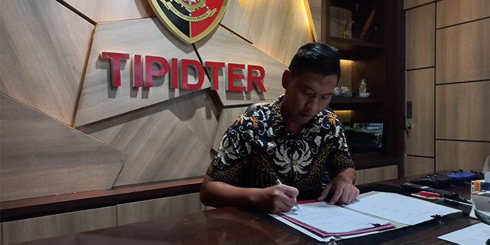 TINDAK: Kasatreskrim Polres Grobogan AKP Agung Joko Haryono menilik data kasus dugaan penipuan refund tiket pembatalan konser yang datangkan beberapa artis ternama .