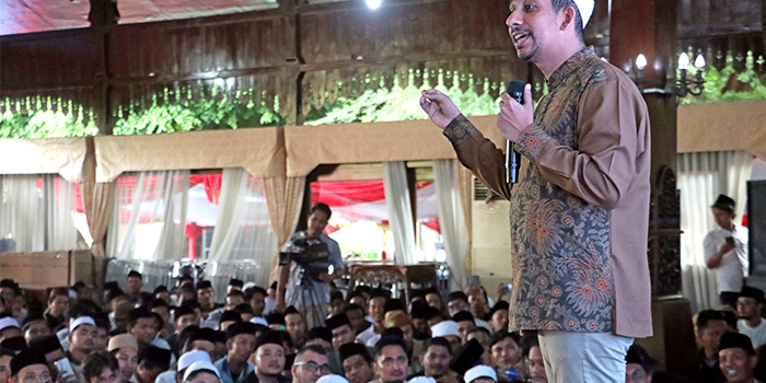 IDOLA REMAJA: Habib Husain Ja&rsquo;far Al Hadad berceramah saat talkshow bertema Recharge dalam pembukaan tradisi dandangan di Pendapa Kabupaten Kudus kemarin.
