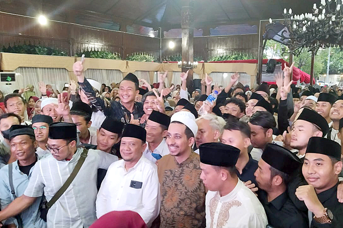 FOTO BARENG IDOLA: Habib Husein Ja&rsquo;far Al Hadad (peci putih tengah) dan Pj Bupati Kudus M. Hasan Chabibie (depan tiga dari kiri) foto bersama dengan hadirin usai talkshow bertema Recharge di Pendapa.