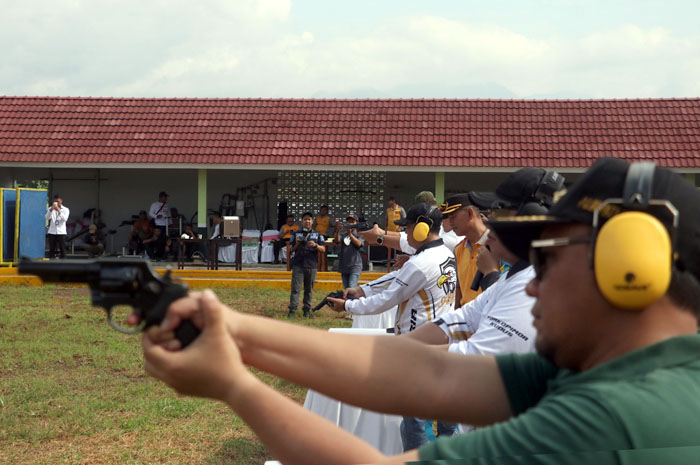UJI KETANGKASAN: Pj Bupati Kudus (Kanan) menembak di lapangan tembak Baracuda kemarin.