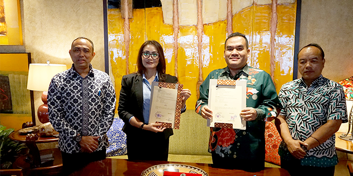 KERJSAMA: Bupati Blora Arief Rohman saat menandatangani perjanjian dengan yayasan Putera Sampoerna.