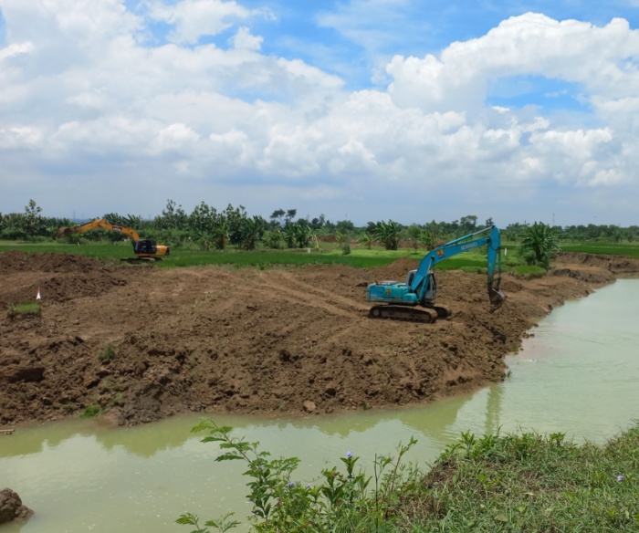 NGERUK: Beberapa alat berat milik BBWS Pemali Juana sedang bekerja menutup tanggul yang jebol di Tanggul Kali Mati Desa Kemiri pada Minggu (25/2).