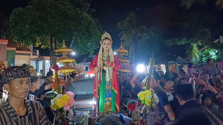 IKON: Pemeran Ratu Kalinyamat diarak keliling desa pada Sabtu Malam (2/3).