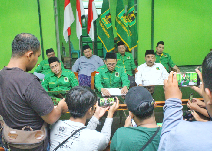 KETERANGAN: Ketua Umum DPC Partai Persatuan Pembangunan (PPP) Rembang, KH. Zaimul Umam (Gus Umam) memberikan keterangan terkait hasil pileg 2024 kepada wartawan pada Minggu (3/3).