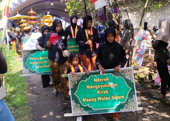 SAMBUT RAMADAN: Paguyuban Kawula Kasunanan Surakarta Hadiningrat Cabang Kudus di Desa Margorejo, Kecamatan Dawe, Kudus mengikuti kirab pada Minggu (3/3).