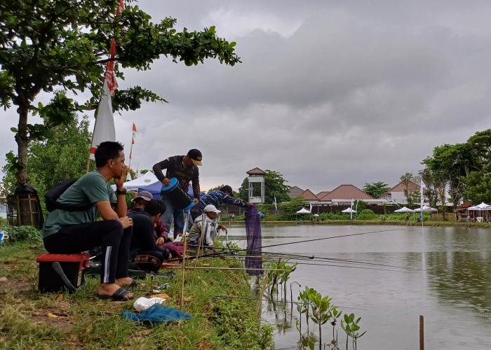 MANCING: Para peserta memancing di tambak ikan Minapolitan Bulu Jepara pada Sabtu (3/2).
