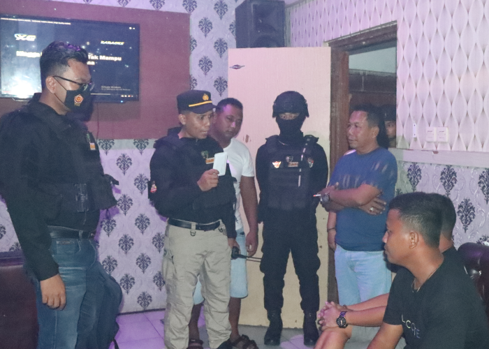 CEK URINE:  Polres Jepara melalui Tim Patroli Presisi Siraju melaksanakan razia dan menyasar para pemandu lagu maupun pengunjung di hiburan malam, Sabtu (2/3/2024) malam.