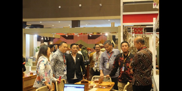 KUNJUNGAN: Pj Bupati Jepara Edy Supriyanta dan rombongan saat mengunjungi paviliun Jepara dalam pameran IFEX Jakarta.