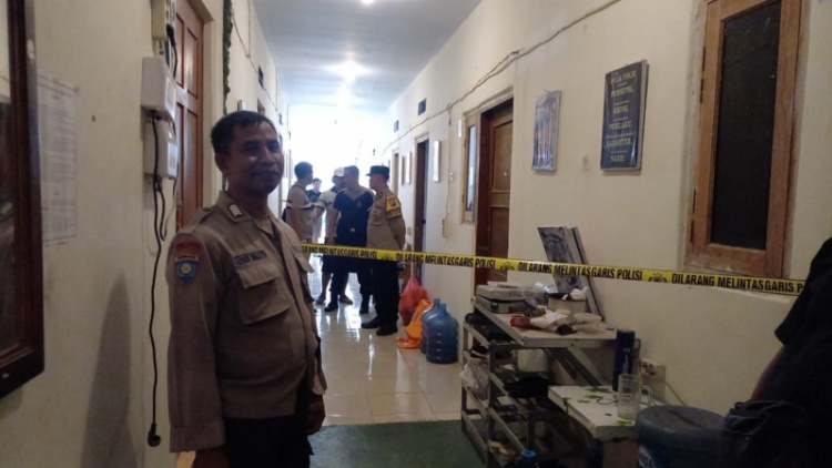 TUGAS: Anggota kepolisian Polsek Blora saat meninjau TKP tewasnya wanita diduga karena mabuk berat.