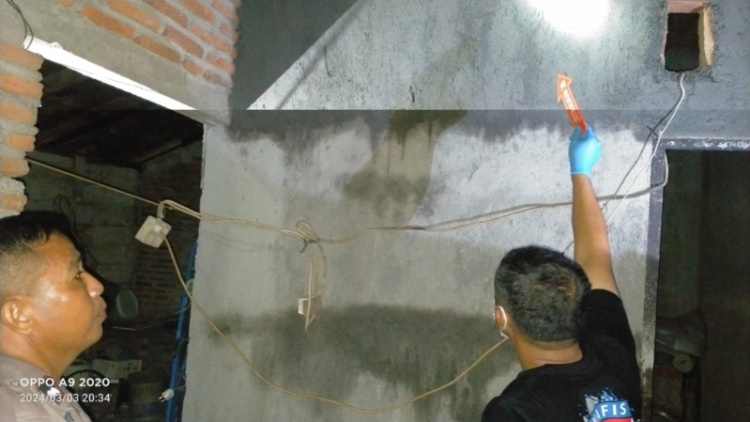 OLAH TKP: Anggota Inafis Polres Grobogan melakukan olah TKP dalam perkara pekerja meninggal dunia karena tersengat listrik saat perbak rumah.