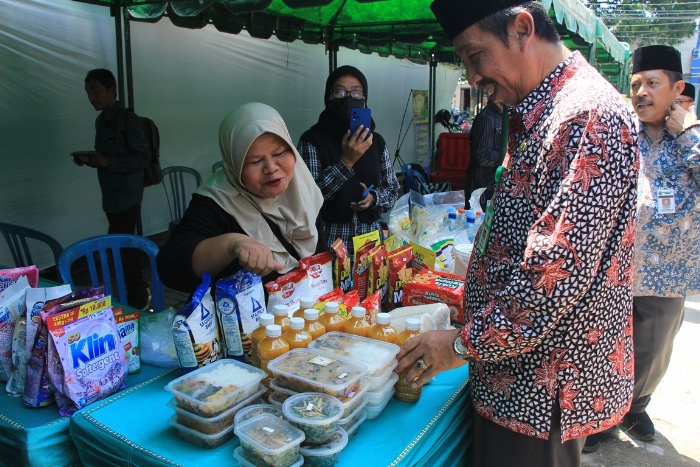 PENUNJANG: Bupati Rembang, Abdul Hafidz didampingi Kepala DINDAGKOPUKM Rembang, M. Mahfudz di teras PLN yang disiapkan penunjang kampung Ramadan.