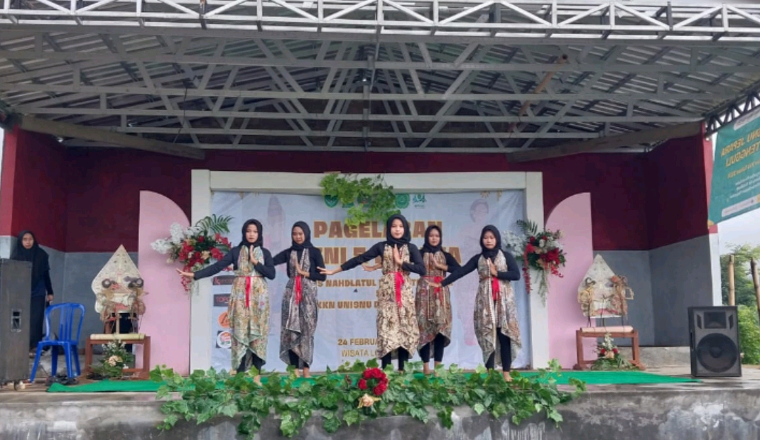 SERU: Kelompok KKN Unisnu Jepara Desa Tengguli mengadakan pegelaran pentas seni dan budaya pada Sabtu (24/2).