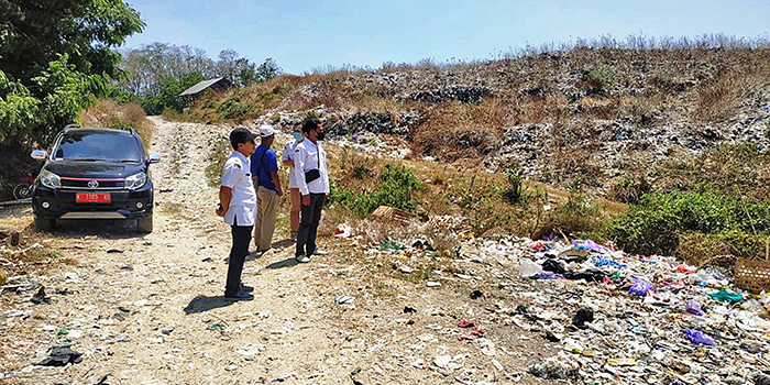 DIPANTAU: Kepala DLH Rembang, Ika Himawan Afandi mengecek kondisi TPA Landoh baru-baru ini.