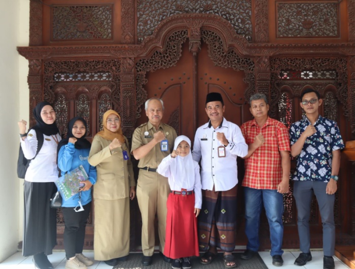 AUDIENSI: Siswi SDN 5 Suwawal, Kecamatan Pakis Aji bersama perwakilan sekolah dan Dinas Pendidikan, Pemuda dan Olahraga (Disdikpora) Jepara.