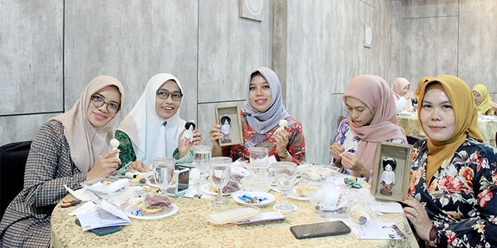KRASI: Para peserta menunjukkan hasil kreasi miniatur boneka Kartini dari kain perca batik tulis lasem