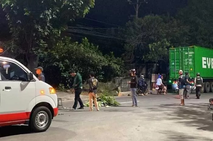 Petugas melakukan olah TKP kecelakaan di Jalan Perintis Kemerdekaan Semarang, Selasa (5/3.