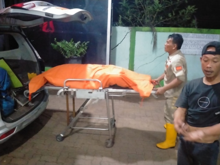 TIBA: Karung jasad di Mayong, Jepara tiba depan ruang pemulasaran jenazah Selasa (5/3).