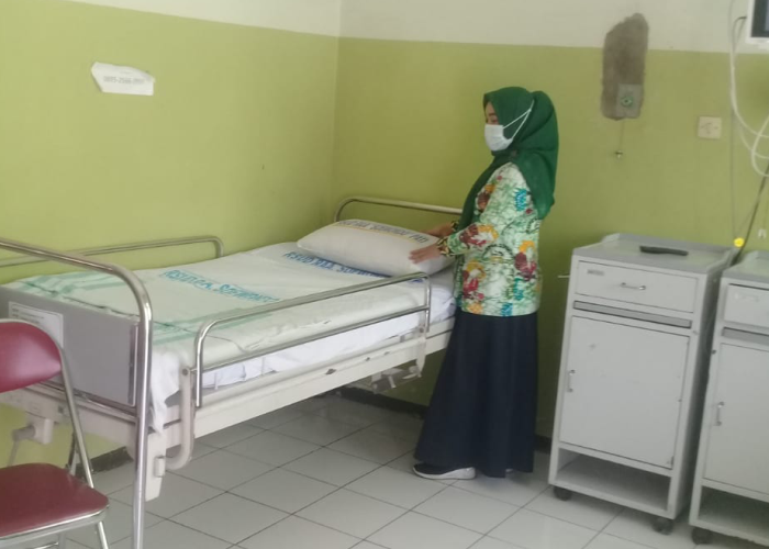 CEK: Petugas dari RSUD RAA Soewondo Pati mengecek kondisi bangsal baru-baru ini.