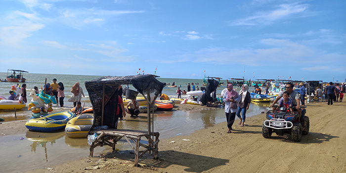 BERSANTAI: Pengunjung bersantai menikmati salah satu pantai di Rembang beberapa waktu lalu