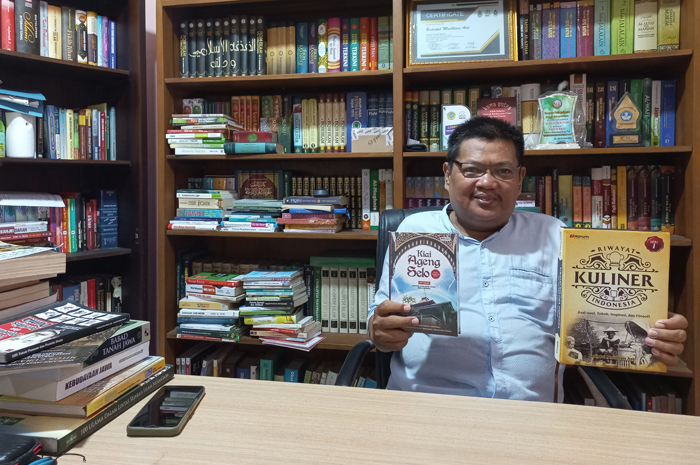 PRODUKTIF: Badiatul Muchlisin Asti menunjukkan buku karyanya yang sudah diterbitkan kemarin.