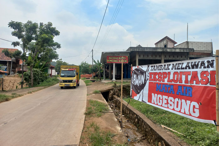 TEGAS: Spanduk yang dipasang oleh warga di tepi jalan Desa Karangasem, Kamis (7/3).