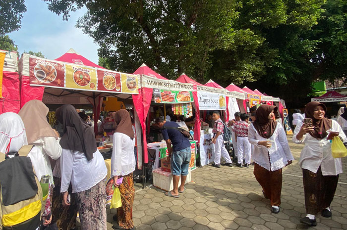 GEBYAR BAZAR: HUT ke 74 SMP 1 Kudus meriahkan dengan bazar dan siswa mengenakan seragam adat Kudusan baru-baru ini.