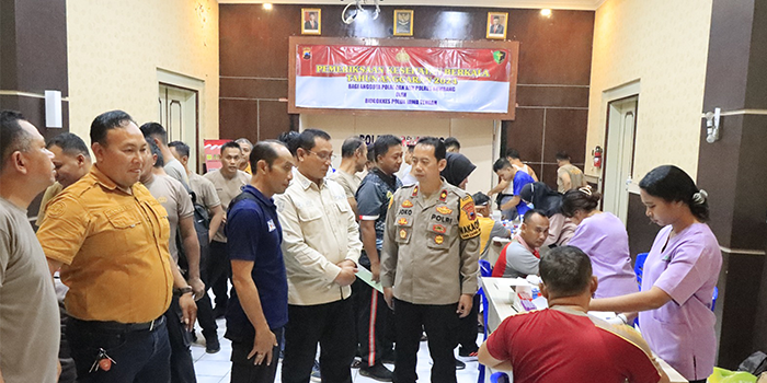 CEK KESEHATAN: Personel Polri dan ASN Polres Rembang antusias antre ikuti rikkes