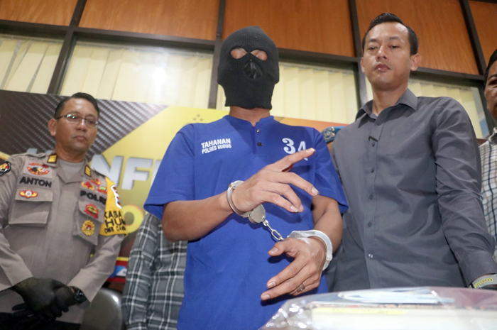 DIBORGOL: Pemilik biro umrah dan haji Goldy Mixalmina Zyuhal Laila Nova saat menjawab pertanyaan awak media usai kemarin.