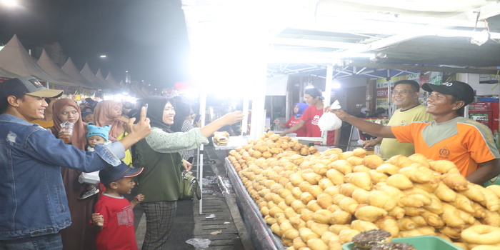 SELALU RAMAI: Para pengunjung dandangan memenuhi depan stan-stan yang berjajar di Jalan Sunan Kudus hingga Perempatan Jember.