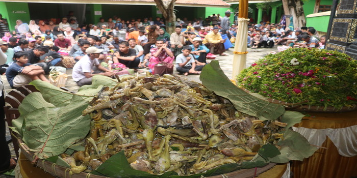 SEMPOL AYAM: Tradisi sewu sempol menjadi adat masyarakat Desa Kandangmas, Kecamatan Dawe, Kudus mengirim doa pada leluhur sebelum puasa Ramadan.