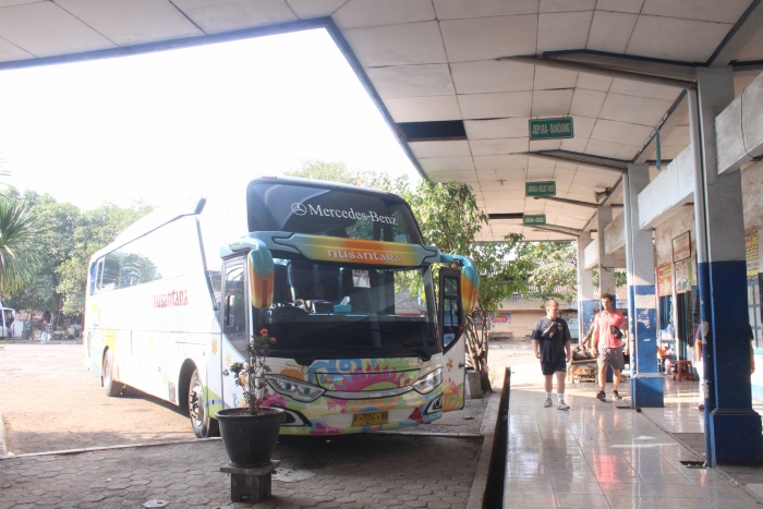 JEMPUT: Bus mengantar penumpang dari Terminal menuju luar daerah.