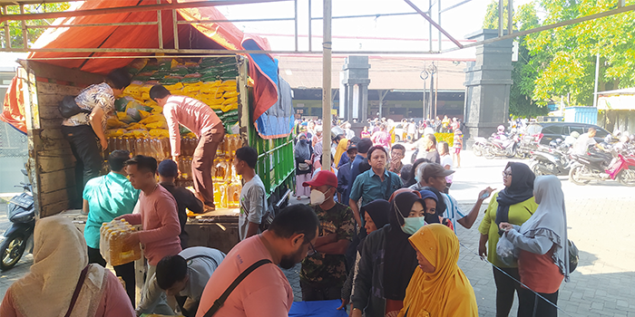 TUNGGU GILIRAN: Ratusan warga rela antre mengantre demi membeli beras dan minyak murah di Pasar Blok T.