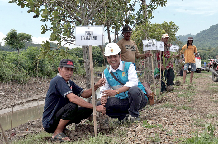 PEDULI LINGKUNGAN: Perwakilan PLN UIK TJB simbolis menanam pohon saat peluncuran program Kampung Bandeng di Desa Ujungwatu, Kecamatan Donorojo, Jepara.