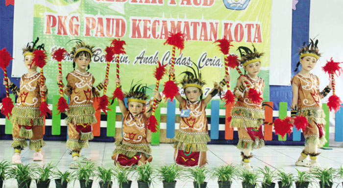 SERU: Penampilan tarian Pelajar Pancasila dari TK 07.1 Pertiwi Kabupaten Kudus mengenakan pakaian adat Papua ajang lomba Gebyar PAUD kemarin.
