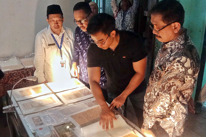 MENELITI: Tim ANRI melihat arsip-arsip tentang Batik Tulis Lasem di Museum Nyah Lasem kemarin.