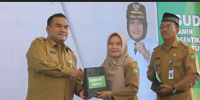 CEGAH PENYAKIT: Bupati Blora Arief Rohman menyerahkan serbuk abate ke Kepala Puskesmas Randublatung dan Kepala Camat Randublatung baru-baru ini.