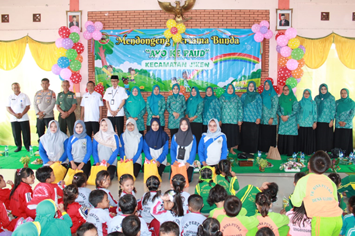 ANTUSIAS: Siswa KB, PAUD dan TK di Blora saat mengikuti kegiatan mendongeng bersama.