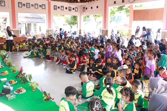 ANTUSIAS: Siswa KB, PAUD dan TK di Blora saat mengikuti kegiatan mendongeng bersama.