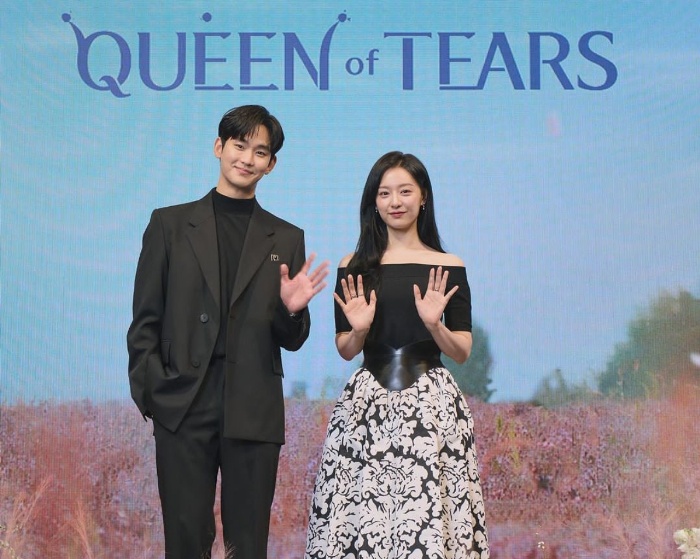 Kim Soo Hyun dan Kim Ji-won saat konferensi pers virtual serial Queen of Tears, Kamis, (7/3).