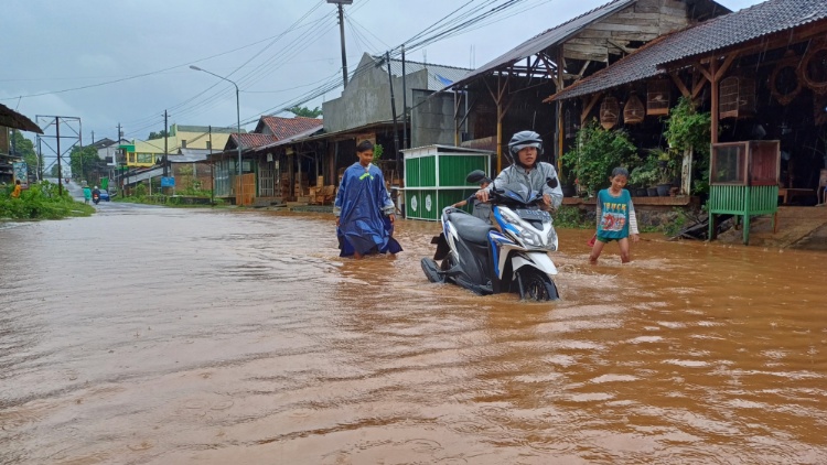 MACET: Seorang pengendara menuntun kendaraannya saat melewati Desa Mantingan pagi hari.