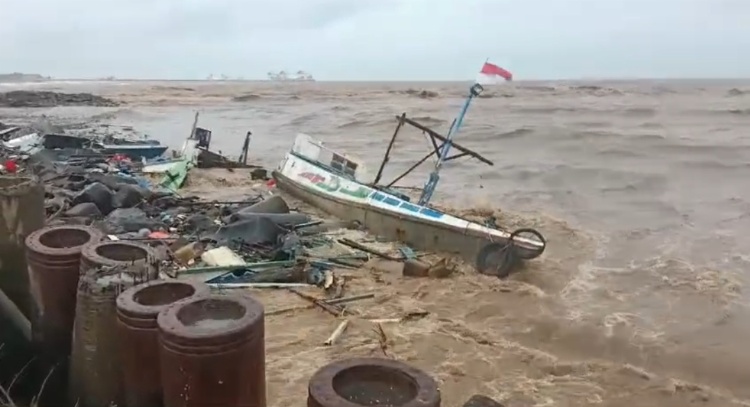 TENGGELAM: Deretan kapal yang terparkir di pinggir Pantai Bayuran, Kecamatan Kembang tenggelam karena banjir.