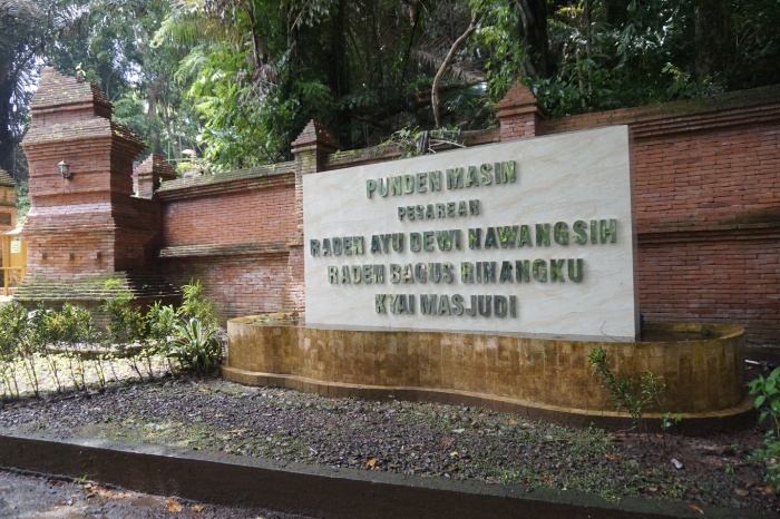 LOKASI: Makam Raden Dewi Ayu Nawangsih, Dawe, Kudus.