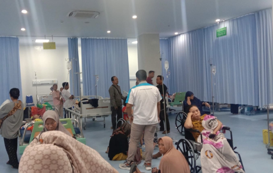 KEBANJIRAN PASIEN: Pasien demam berdarah mendapatkan perawatan pertama oleh dokter di Rumah Sakit Sarkies Aisyiyah Kudus pada Jumat (8/3).