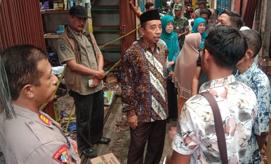 CEK LOKASI: Bupati Rembang Abdul Hafidz berada di Pasar Pamotan setelah terbakar baru-baru ini.