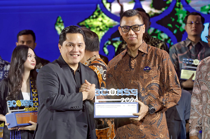 BERGENGSI: Menteri BUMN Erick Thohir (kiri) menyerahkan penghargaan Best CEO of Communications kepada Direktur Utama PLN Darmawan Prasodjo (kanan) dalam ajang BCOMSS 2024, Kamis (7/3).