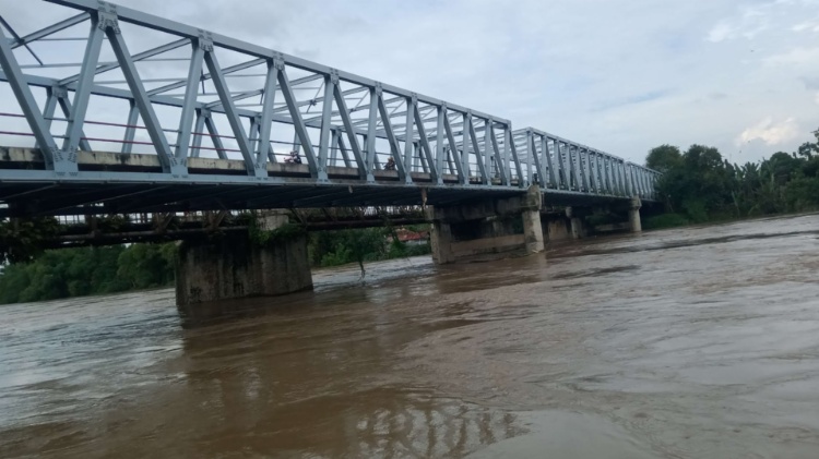KONDISI TERKINI: Kondisi tinggi muka air sungai Bengawan Solo mencapai batas siaga.
