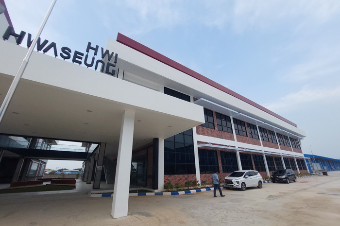 BERPROSES: Terlihat karyawan HWI 2 Pati berjalan menuju kantor pabrik di Batangan belum lama ini.