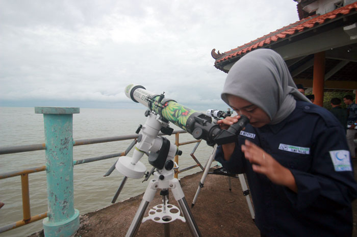 GELAP: Tim pemantau hilal meneropong langit sekitar Pantai Kartini Jepara dalam rukyatul hilal, Minggu (10/3).