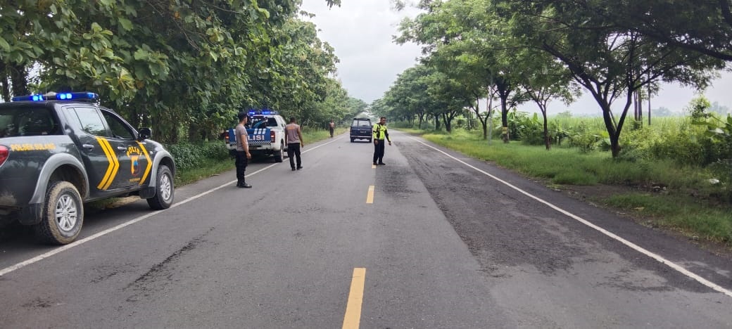 EVAKUASI: Petugas Satlantas Polres Rembang evakuasi di lokasi TKP kecelakaan yang melibatkan pelajar SMP Sabtu lalu.